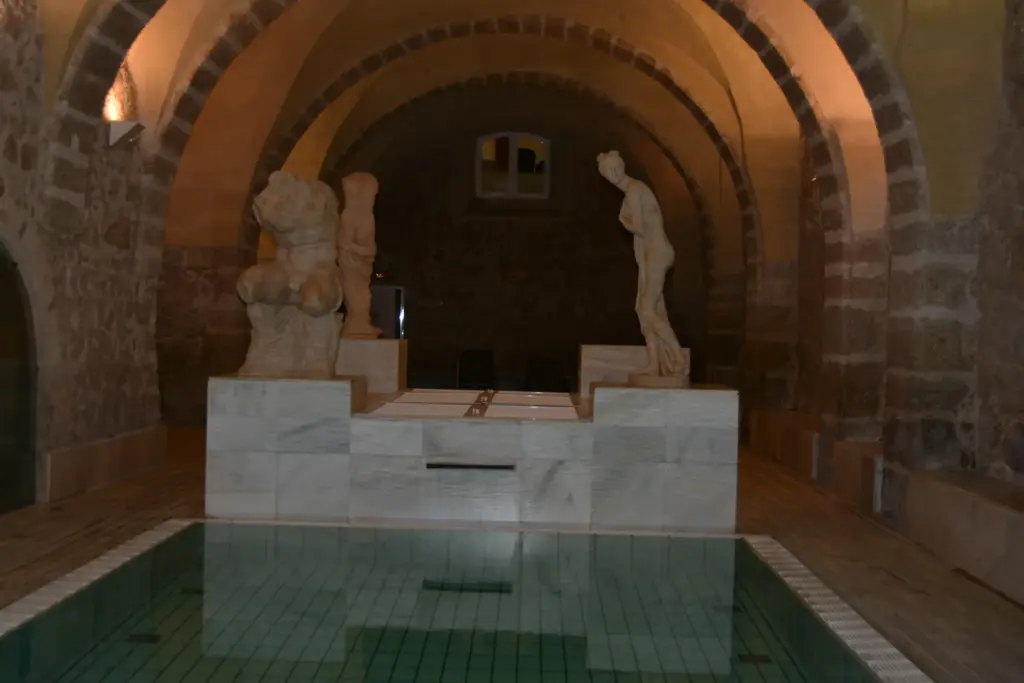 Sala de piscina con bóveda de ladrillo del balneario de Baños de Montemayor (Cáceres)