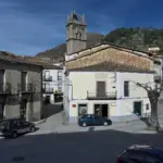 Calle Mayor de Baños de Montemayor con la torre de la iglesia al fondo (Cáceres)
