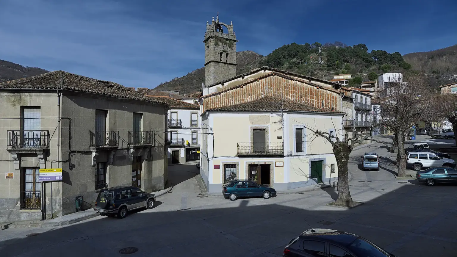Calle Mayor de Baños de Montemayor con la torre de la iglesia al fondo (Cáceres)