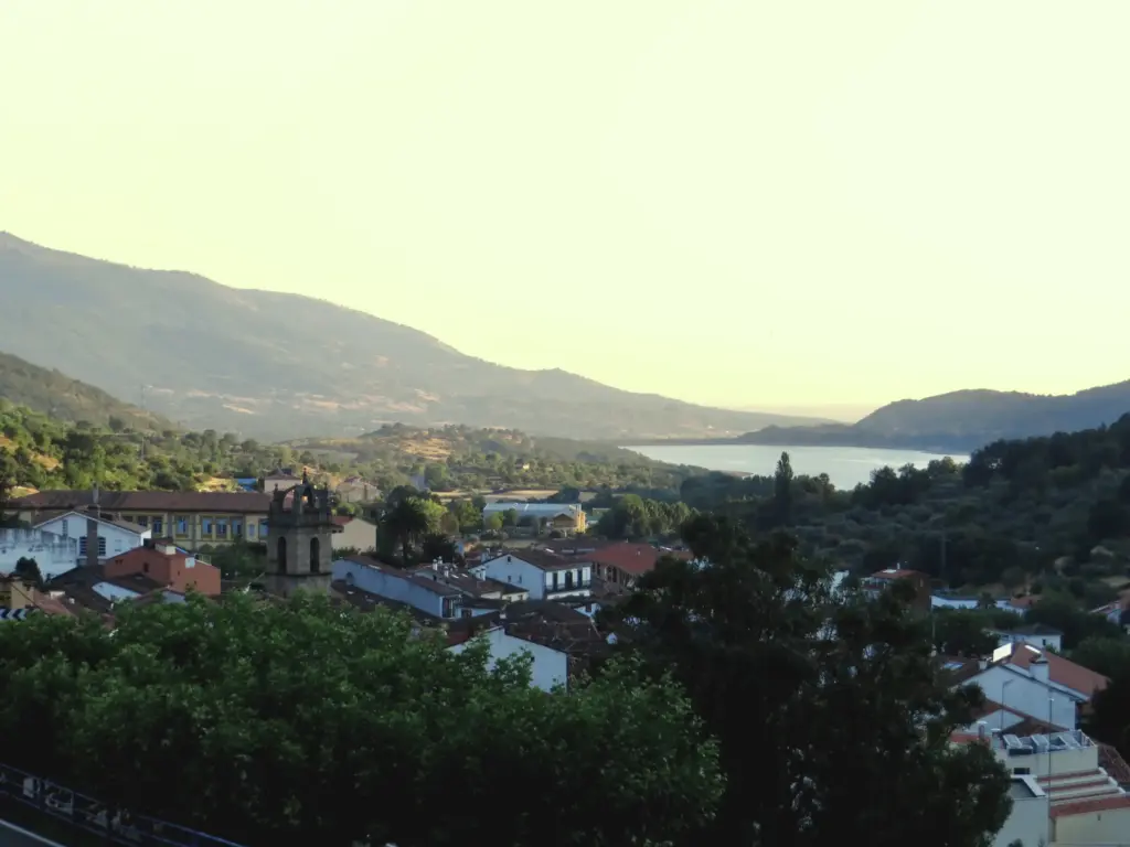 Panorámica de Baños de Montemayor con el embalse y la sierra al fondo (Cáceres)