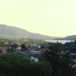 Panorámica de Baños de Montemayor con el embalse y la sierra al fondo (Cáceres)
