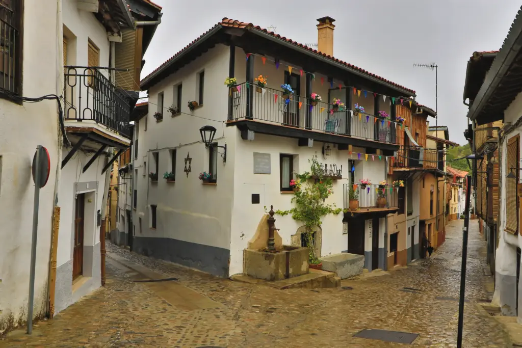 Calle empedrada de la judería de Hervás con casas de entramado de madera (Cáceres)