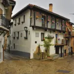 Calle empedrada de la judería de Hervás con casas de entramado de madera (Cáceres)