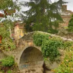 Puente de piedra cubierto de vegetación en Hervás, Valle del Ambroz (Cáceres)