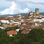 Vista general de Hervás, en el Valle del Ambroz, con sus tejados y la iglesia (Cáceres)