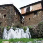 Casas de piedra y pizarra de Robledillo de Gata junto a una pequeña cascada, Sierra de Gata (Cáceres)