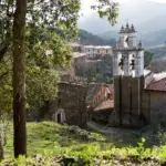 Torre de la iglesia de Nuestra Señora de la Asunción y tejados de Robledillo de Gata (Cáceres)