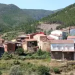 Vista del caserío de Robledillo de Gata entre montes de la Sierra de Gata (Cáceres)