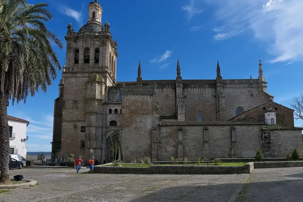Catedral de Santa María de la Asunción de Coria y su plaza bajo un cielo azul (Cáceres)