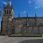 Catedral de Santa María de la Asunción de Coria y su plaza bajo un cielo azul (Cáceres)