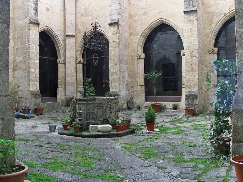 Claustro de la catedral de Coria con su pozo y arcos góticos (Cáceres)