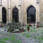 Claustro de la catedral de Coria con su pozo y arcos góticos (Cáceres)