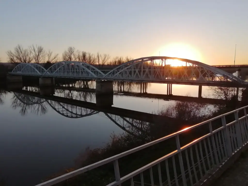 Puente modernista de Coria sobre el río Alagón al atardecer (Cáceres)