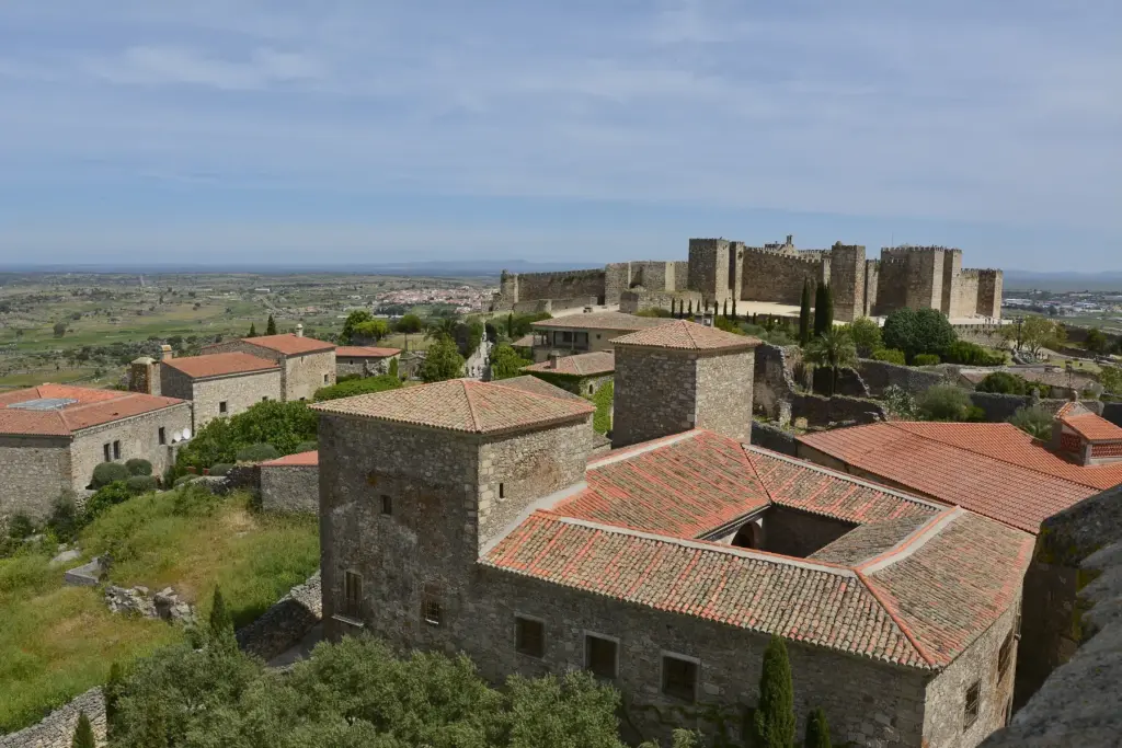 Castillo de Trujillo sobre los tejados rojos del casco histórico (Cáceres)