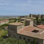 Castillo de Trujillo sobre los tejados rojos del casco histórico (Cáceres)