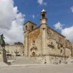 Plaza Mayor de Trujillo con la iglesia de San Martín y cielo con nubes (Cáceres)
