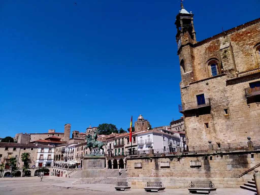 Iglesia de San Martín y soportales de la Plaza Mayor de Trujillo (Cáceres)