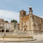 Plaza Mayor de Trujillo con la iglesia de San Martín y la estatua de Pizarro (Cáceres)