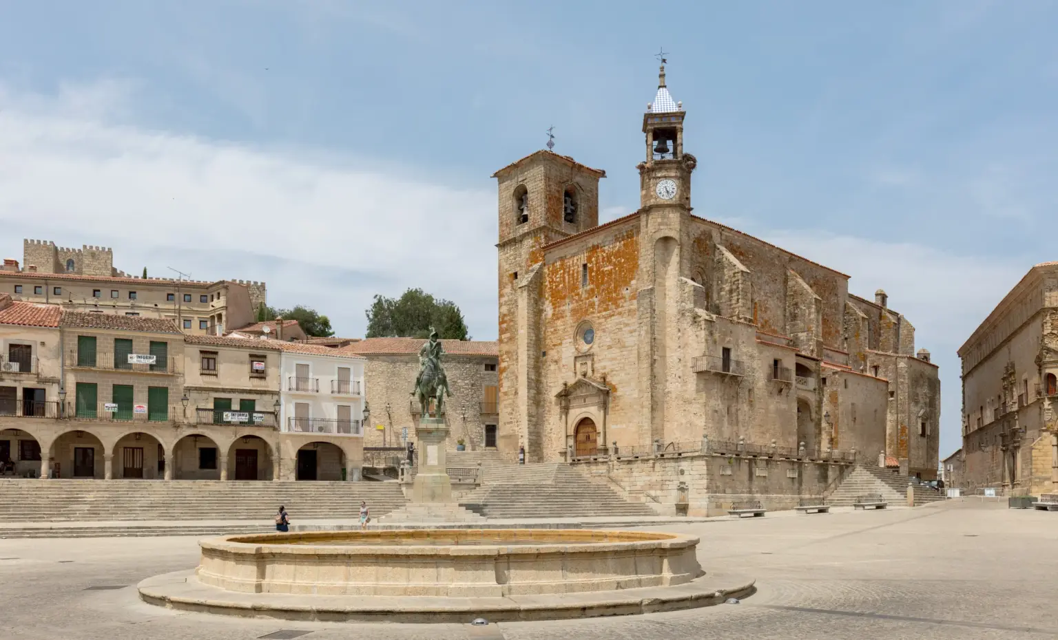 Plaza Mayor de Trujillo con la iglesia de San Martín y la estatua de Pizarro (Cáceres)
