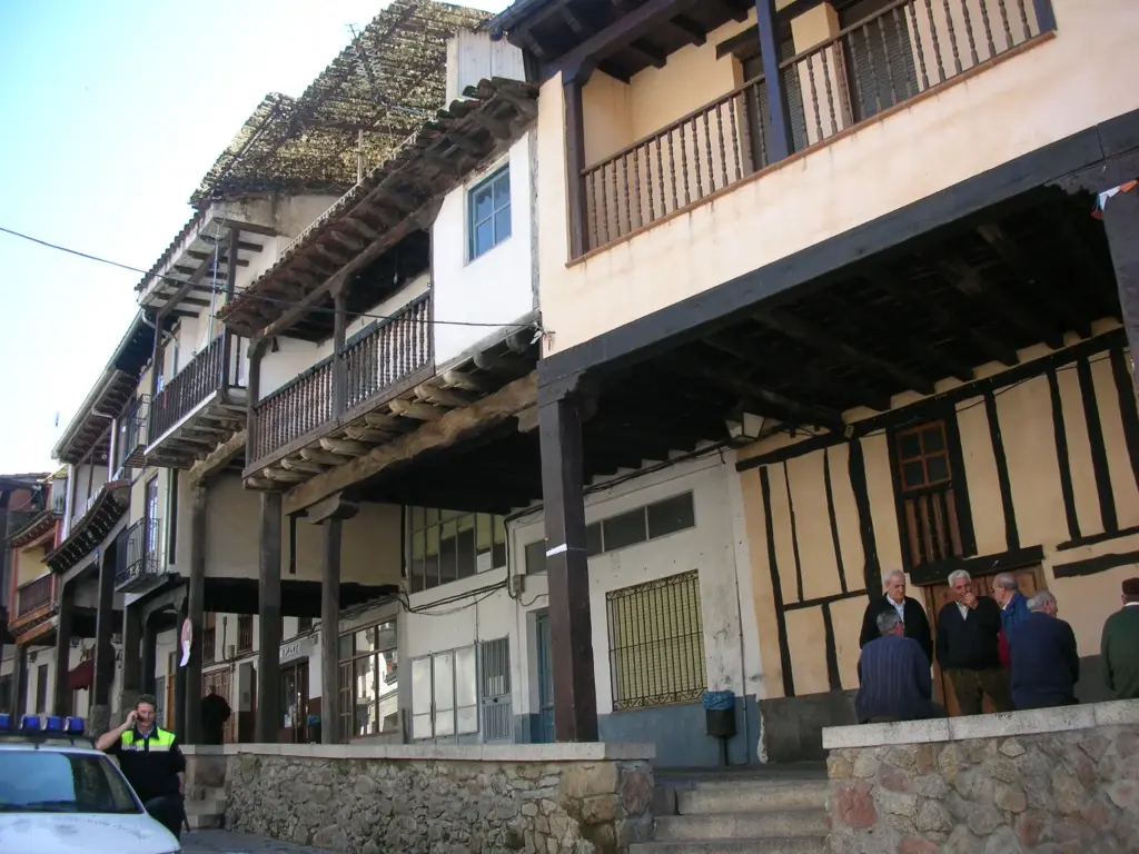 Casas tradicionales con balcones de madera en una calle de Cabezuela del Valle (Cáceres)