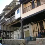 Casas tradicionales con balcones de madera en una calle de Cabezuela del Valle (Cáceres)