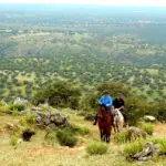 Jinetes a caballo recorriendo el Parque Nacional de Monfragüe (Cáceres)
