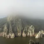 Roquedo y río en el Parque Nacional de Monfragüe entre la niebla (Cáceres)