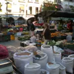 Puestos de verduras y legumbres del tradicional mercado de los martes en Plasencia (Cáceres)