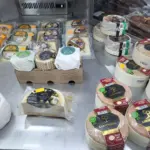 Tortas del Casar y otros quesos extremeños en un mostrador (Cáceres)