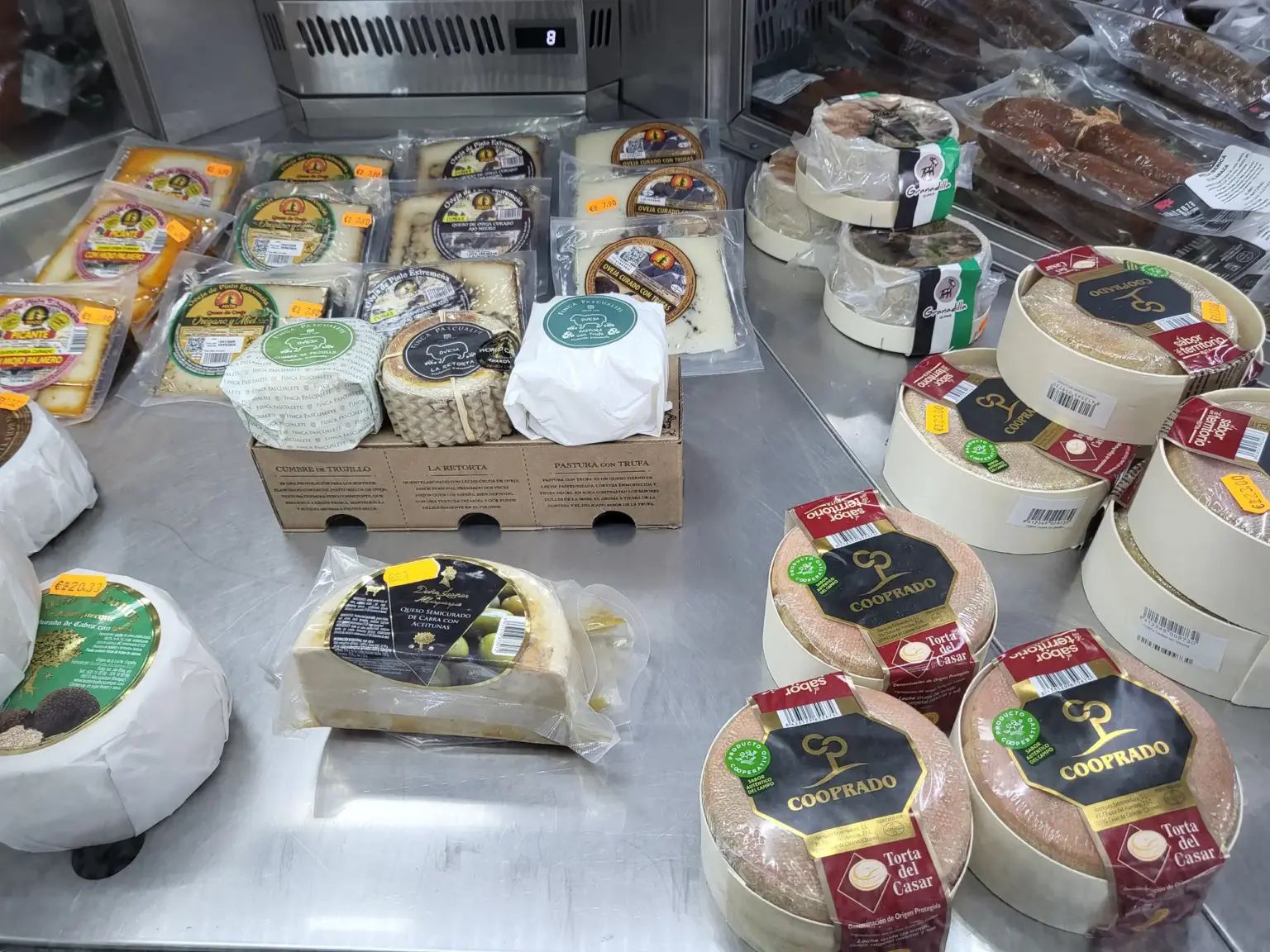 Tortas del Casar y otros quesos extremeños en un mostrador (Cáceres)